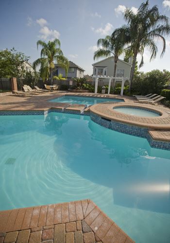 Split level swimming pool